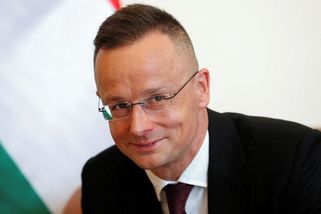 Szijjártóa na ministerstvo doprovázel Rus. Skartace dokumentů pokračuje - Novinky